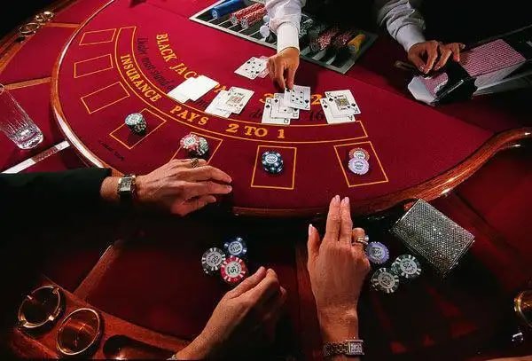 မြန်မာကစားသူ Smartphone ဖြင့် Online Poker ကစားနေသောမြင်ကွင်း